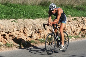 Un triatleta en plena acción