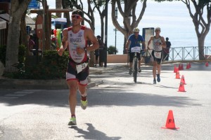 Víctor Benages, segundo clasificado, por delante de la vencedora femenina, Ainara Pacheco.