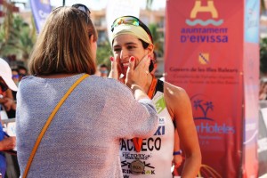 Virtudes Marí, alcaldesa de Ibiza, felicita a la triatleta vasca Ainara Pacheco.