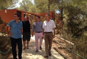 Kiko Serra, a la izquierda de la imagen, en una visita al campamento de Cala Jondal