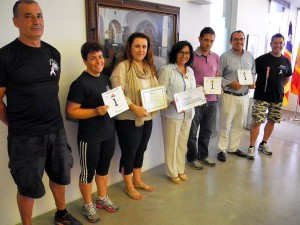 Moment de l'entrega simbòlica del xec. Foto: Ajuntament de Sant Antoni.