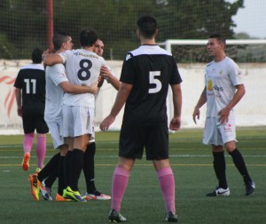 Los futbolistas de la Peña felicitan a Piquero por la consecución de su tanto