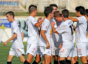 Jugadores de la Peña celebran un gol