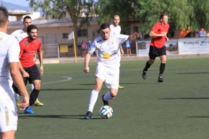 Ramiro avanza con el balón en el terreno de juego del Campos. Foto: Fútbol Balear