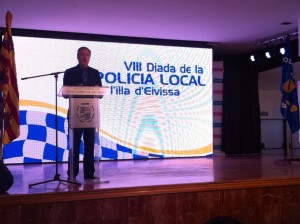 Vicent Serra dirige unas palabras durante el acto de homenaje a los policías locales. Foto: D.V.