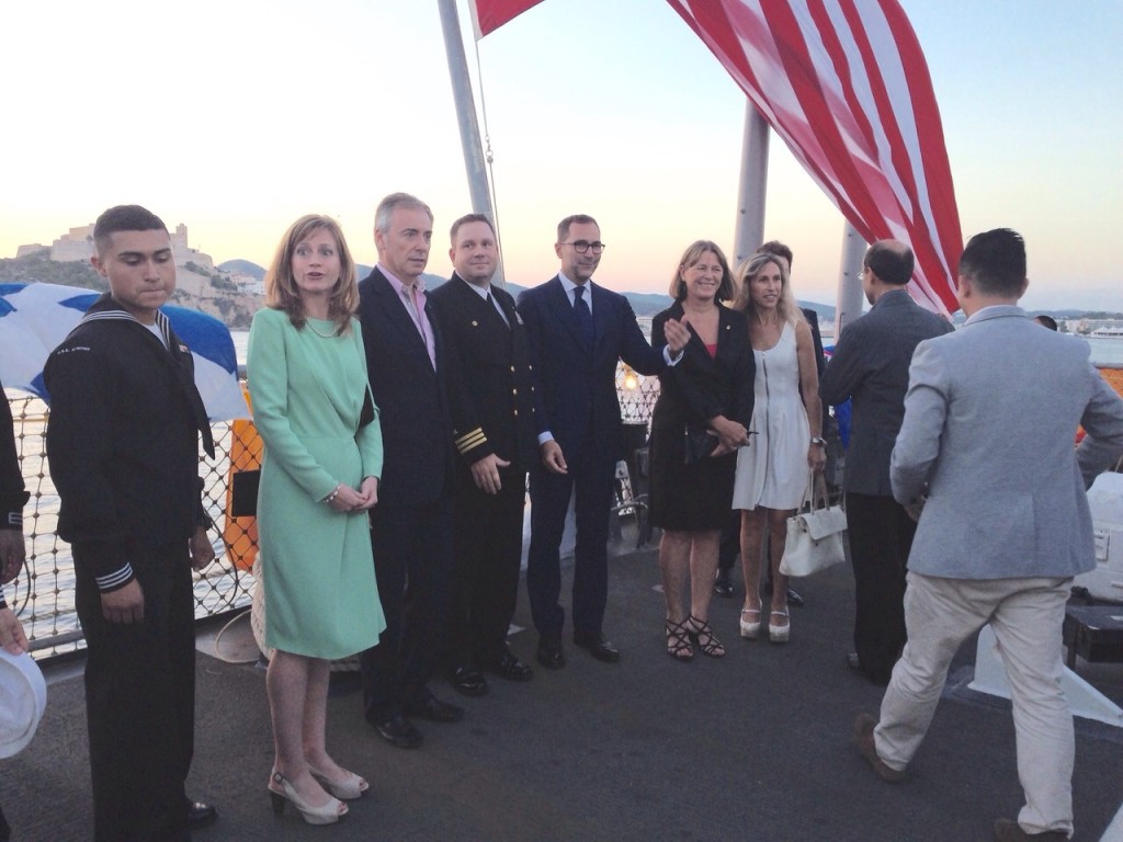 Foto oficial con las autoridades a bordo del barco.