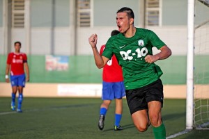 Manu Perona celebra el segundo gol de su equipo. Foto: Fútbol Pitiuso