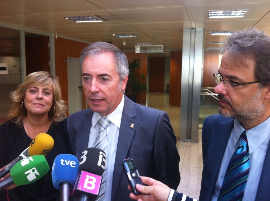 Vicent Serra, acompañado de la consellera insular de Bienestar Social, Mercedes Prats, y del gerente del Área de Salud de las Pitiüses, Ignasi Casas, atiende a los periodistas a la salida de la reunión. Foto: D.V.