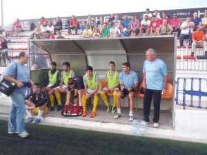 Tomeu Llompart, a la derecha, en el banquillo visitante del campo de Sant Francesc Xavier