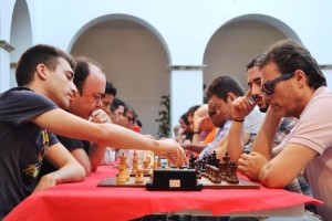 El Gran Maestro israelí, a la derecha con piezas negras, venció en el V Open Internacional Ciudad de Eivissa.