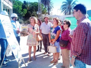 Una imagen de la visita de la alcaldesa Neus Marí al nuevo Centro de Mayores de Cala de Bou.