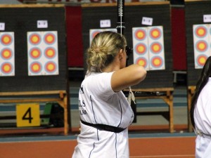 Magali Foulon durante una competición de tiro con arco en sala.