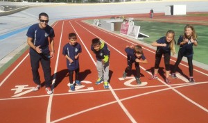 Cinco de los deportistas de Eiviatletisme antes del inicio de la prueba en las pistas de Can Coix.