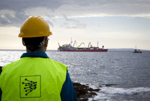 El barco Skagerrak comenzó en Talamanca el tendido del cable submarino. Foto: Red Eléctrica de España.