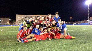 Los jugadores de Sa Pedrera Blava celebran el título de la Copa Federación Juvenil conseguido este domingo.