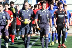 José Luis Fernández Cardona, en el centro, durante un partido de juveniles. Foto: F. Natera