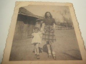 Ester Levy y su hija Miriam Katin en 1946, un año después de terminar la guerra.