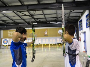 Dos de los arqueros durante la prueba disputada este sábado en la galería de tiro Víctor Juan.