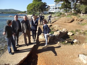 Vicent Marí, Vicent Serra, Pepita Costa, Anna Costa y Joan Ramon vistan la zona de S'Argamassa donde se construirá el dique. Foto: Santa Eulària