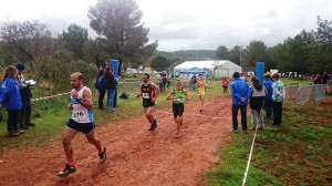 Sabina Corral completa una de las cinco vueltas del recorrido en categoría femenina.