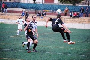 Baena despeja el balón durante una acción del partido entre el Alaró y la Peña. Foto: Fútbol Balear