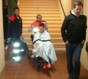 Carlos Fernández fue trasladado en ambulancia tras golpearse en la cabeza. Foto: Vicent Ribas