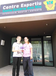 Alba Furniet, del Ample32, entrega el trofeo a las verdaderas ganadoras de la Cursa de Sa Sobrassada.