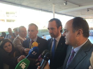 José Ramón Bauzá atiende a los periodistas junto a Vicent Serra y a Vicent Marí. Foto: L.A.