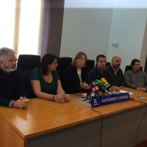 Representantes de todos los grupos políticos comparecen junto a la alcaldesa Virginia Marí en rueda de prensa. Foto: L. A.