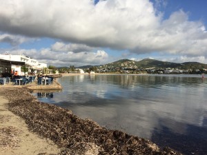 Una imagen de la bahía de Talamanca, cuyas aguas se enturbiaron hoy por el vertido. Foto: L. A.