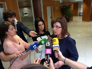 La consellera Pepa Costa informó a los medios de comunicación tras las comisiones sobre transporte. Foto: L. Aversa