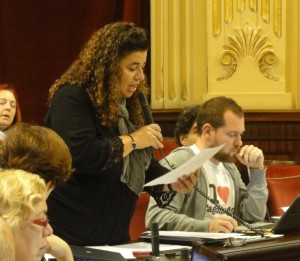 Pilar Costa durant la seva intervenció al Parlament balear. 