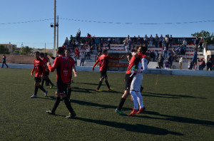 Los jugadores del Formentera celebran la victoria al término del partido