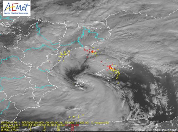 Imágenes de la espiral que se ha situado sobre las Pitiüses. Foto: Aemet.