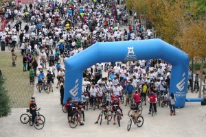 Los participantes del circuito de 9 kilómetros poco antes de darse la salida. Fotos: C. V.