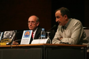 Josep Maria Caparrós Lera, a la izquierda, poco antes de su conferencia sobre el cine y la historia.