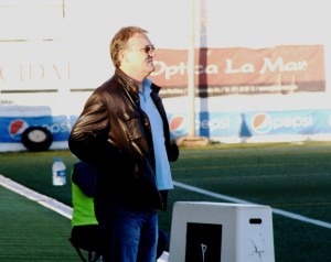 Los entrenadores Mario Ormaechea y Luis Espinosa siguen el partido desde la banda.