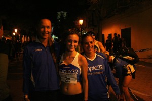 Indre Barkute, Paula Espí y Alba Furniet posan sonrientes tras la carrera.