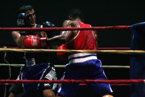 Mamadou Pascua, con la camisa roja, tumbó a Iván Bonet en el tercer asalto. Fotos: C. V.