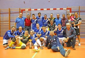 Los ganadores posan bajo la meta con la Copa conquistada. Foto: Fútbol Pitiuso