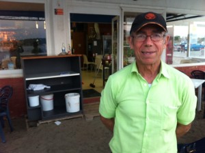 Manolo Hurtado, camarero del bar Flotante. Foto: D.V.