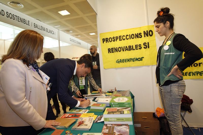 Pedro Sánchez  en el momento de firmar en el estand de Greenpeace. Foto: PSIB-PSOE.