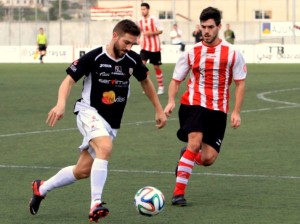 Moreno, autor del gol de la victoria, trata de marcharse de un jugador del Montuïri. Foto: Fútbol Balear