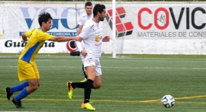 Pando avanza con el balón ante la oposición de un rival