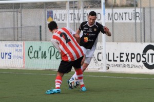 Ramiro trata de marcharse del lateral del Montuïri. Foto: Fútbol Balear