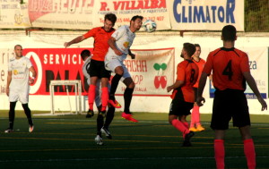 Dos jugadores saltan para hacerse con el cuero en un lance del encuentro