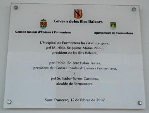 Placa commemorativa de la inauguració de l'hospital de Formentera