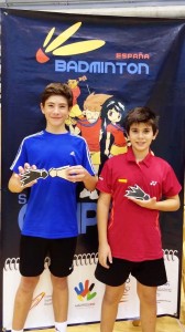 Fernando Cívico y Pau Martín con los trofeos conquistados en el Master Jóvenes de Estella.