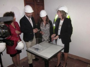 Neus Maró, Vicente Roig y María José Ribas, durante la visita a las obras de Can Jeroni.