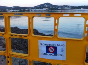 Valla frente a la playa de Talamanca que advierte de la prohición del baño. Foto: D.V.